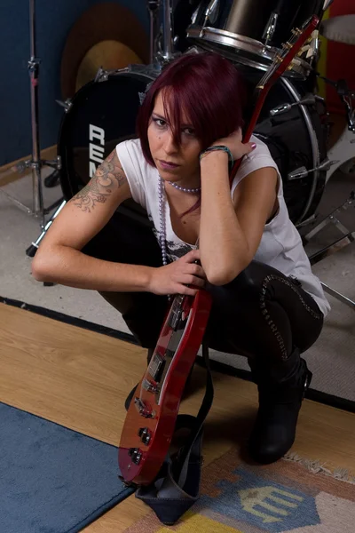 Nő énekel és gitározik — Stock Fotó