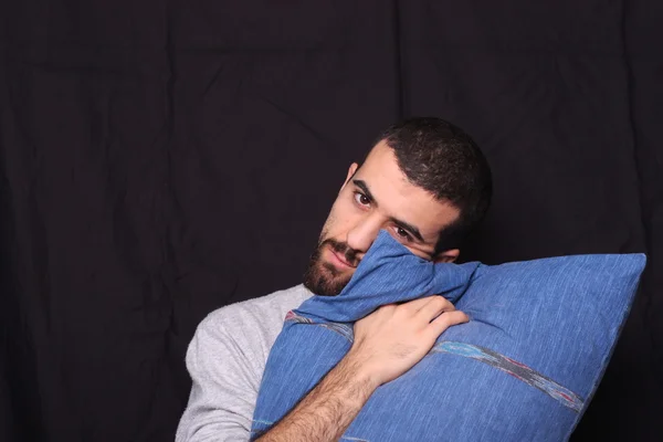 Uomo assonnato con il suo cuscino — Foto Stock