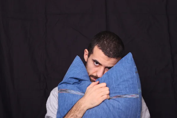 Uomo assonnato con il suo cuscino — Foto Stock