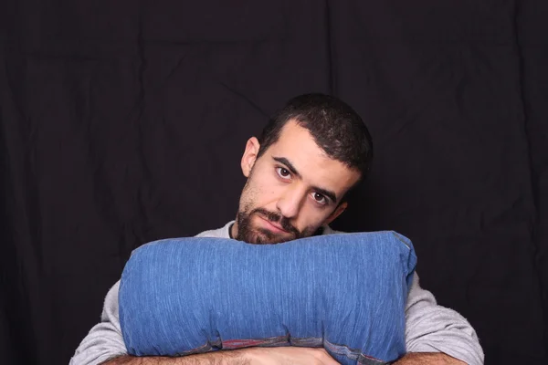Ospalý muž s polštářem — Stock fotografie