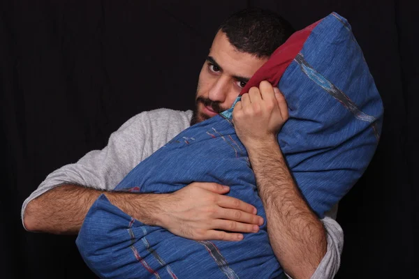Сонный человек со своей подушкой — стоковое фото