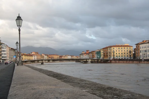 Река Арно, полная воды в Пизе — стоковое фото