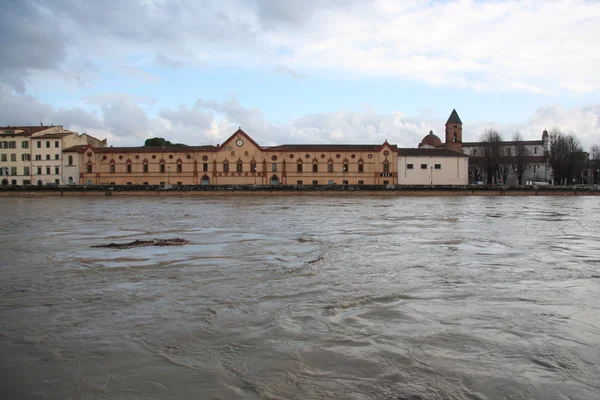 Rio Arno cheio de água em pisa — Fotografia de Stock