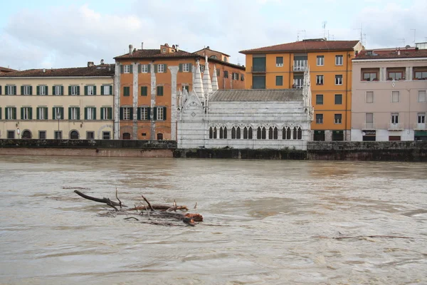 Floden Arno full med vatten i pisa — Stockfoto