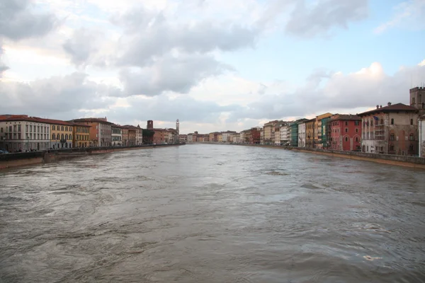Река Арно, полная воды в Пизе — стоковое фото