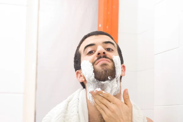 Uomo rasatura e guardando allo specchio — Foto Stock