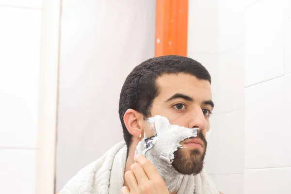 男人刮胡子，看着镜子 — 图库照片