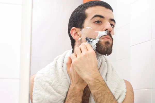 Hombre afeitándose y mirando al espejo —  Fotos de Stock