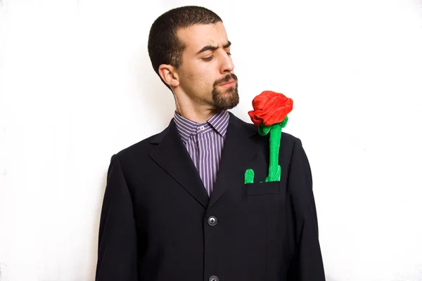 Mann überreicht eine rote Rose für Saint Vale — Stockfoto