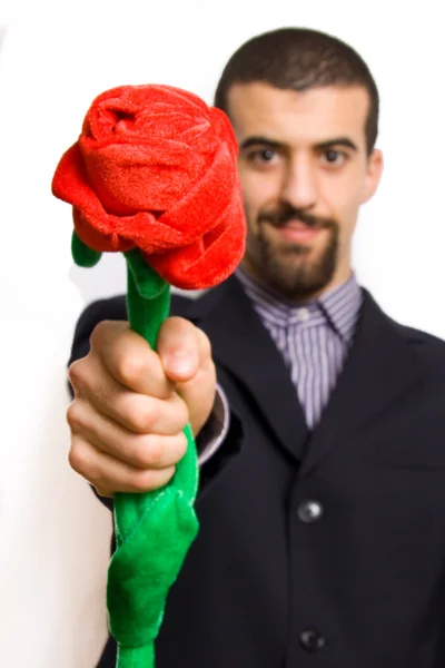 Homme présentant une rose rouge pour saint vale — Photo