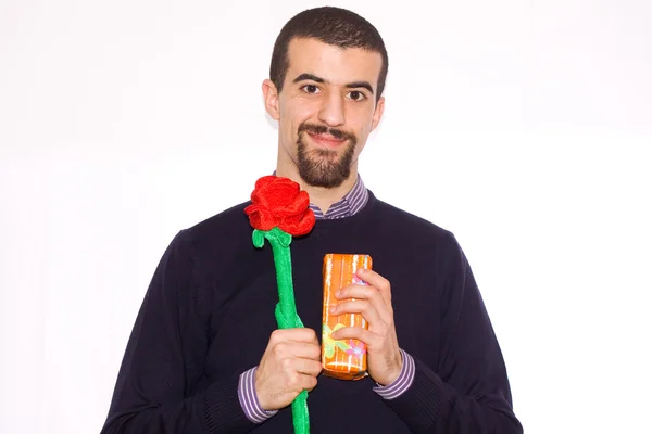 Άνθρωπος, παρουσιάζοντας ένα κόκκινο τριαντάφυλλο για ΒΑΛΕ Αγίου — Φωτογραφία Αρχείου