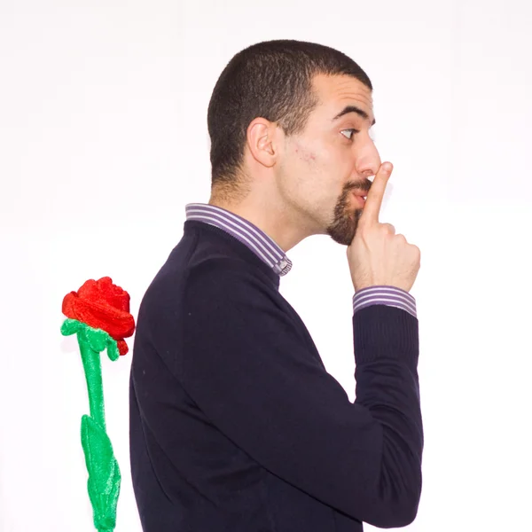 Homem apresentando uma rosa vermelha para santo vale — Fotografia de Stock