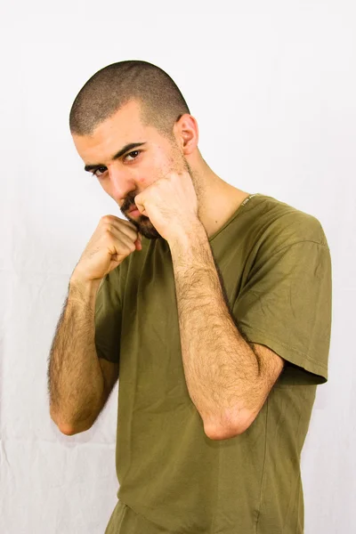 Junger Mann zeigt seine Fäuste — Stockfoto