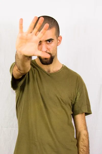 Молодий чоловік показує руку — стокове фото