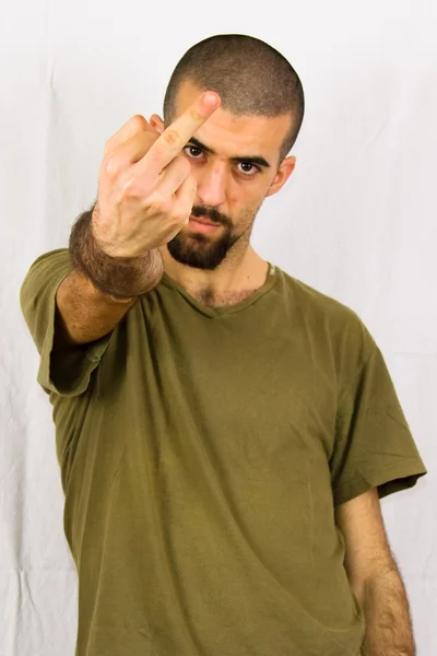 Jovem mostrando seu dedo médio — Fotografia de Stock