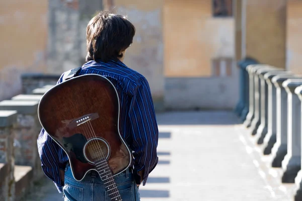 Человек и его акустическая гитара — стоковое фото