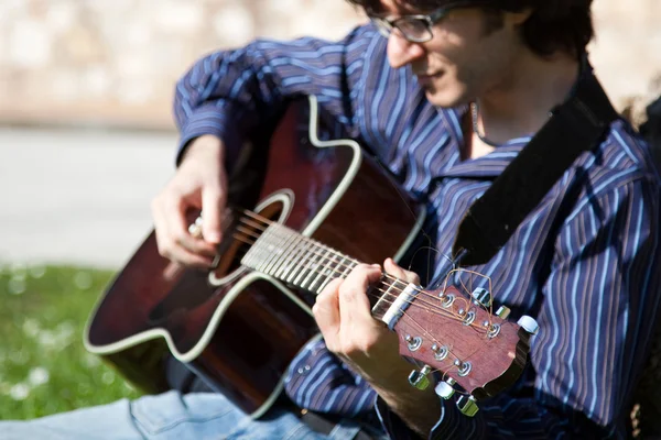 Homem e sua guitarra acústica — Fotografia de Stock