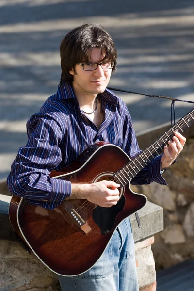 Adam ve onun akustik gitar — Stok fotoğraf