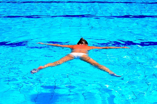 Žena v bazénu — Stock fotografie