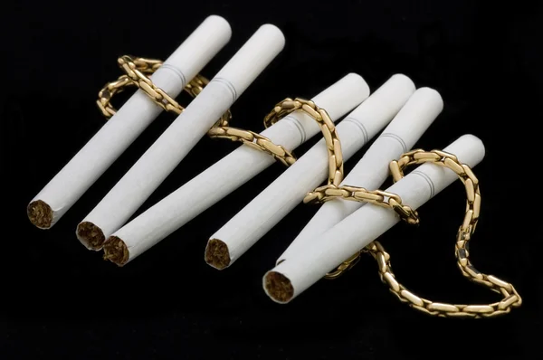 Cigarety a řetěz — Stock fotografie