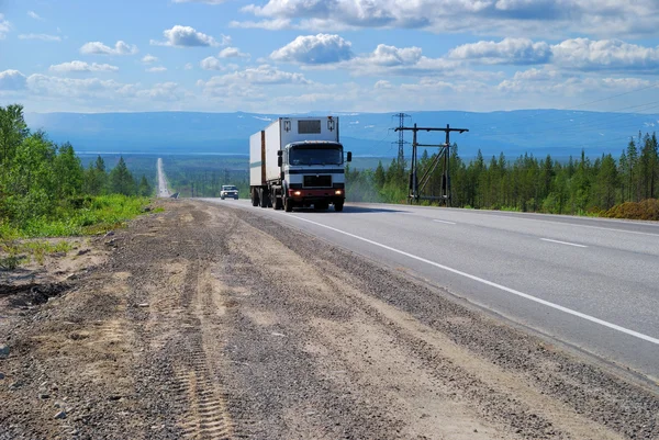 De vrachtwagen op de snelweg — Stockfoto