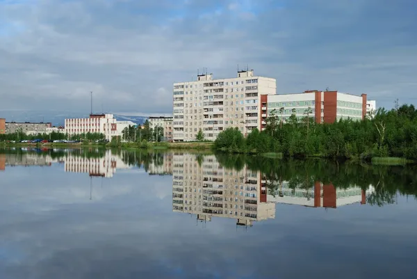 Reflectie van stad in lake — Gratis stockfoto