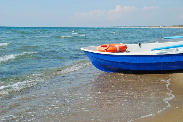 Barco en costa arenosa — Foto de Stock
