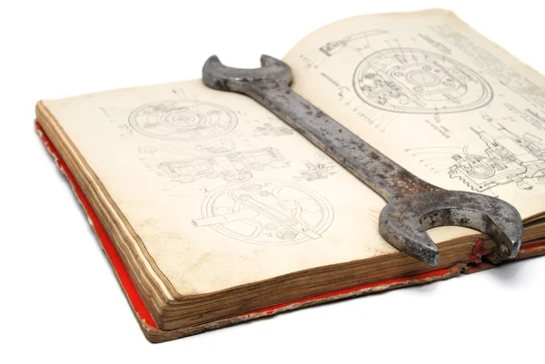 Ржавый гаечный ключ. Старая книга — стоковое фото