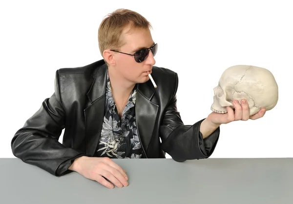 Man met een sigaret en een schedel — Stockfoto