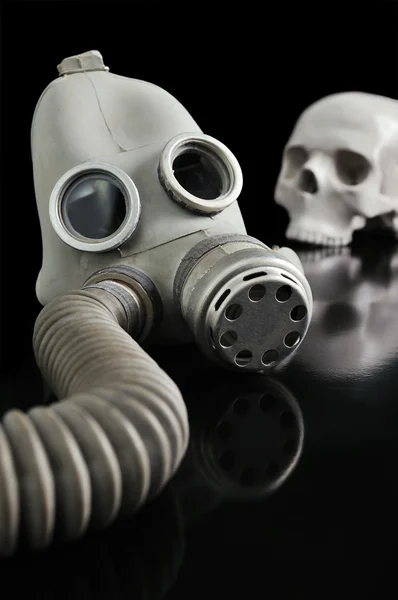 Gasmasker en schedel — Stockfoto
