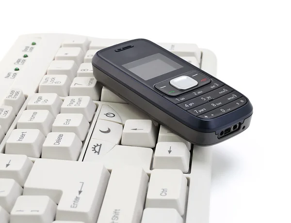 Mobiele telefoon op toetsenbord. — Stockfoto