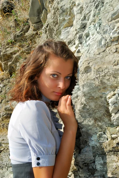 Het meisje in de buurt van een rots — Stockfoto