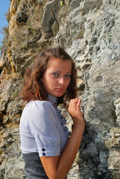 A menina perto de uma rocha — Fotografia de Stock