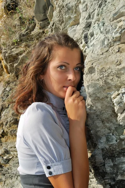 Das Mädchen in der Nähe eines Felsens — Stockfoto