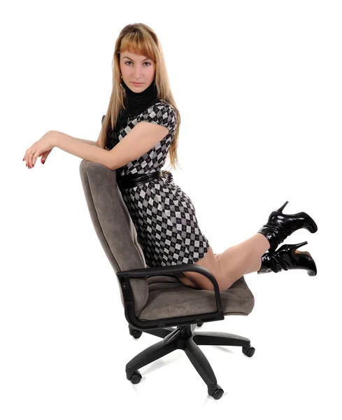 La chica arrodillada en el sillón de la oficina — Foto de Stock