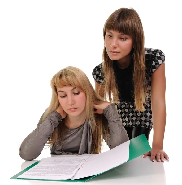 Twee meisjes lezen documenten. — Stockfoto