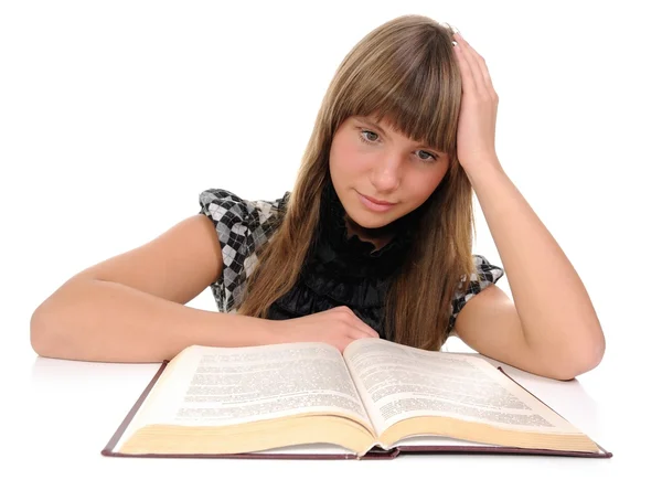 Mujer joven leyendo libro — Foto de Stock