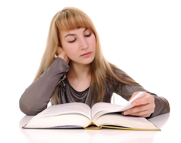 Молода жінка читає книгу — стокове фото
