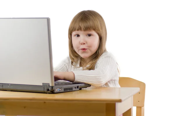 Κορίτσι πληκτρολογώντας μήνυμα — Φωτογραφία Αρχείου