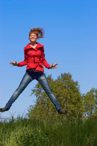 Молода жінка, стрибки — стокове фото