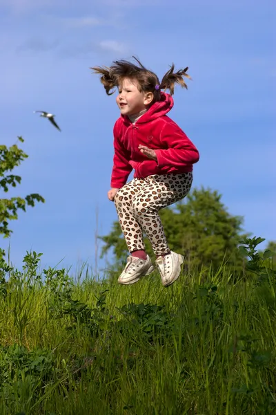 Kid springen — Stockfoto