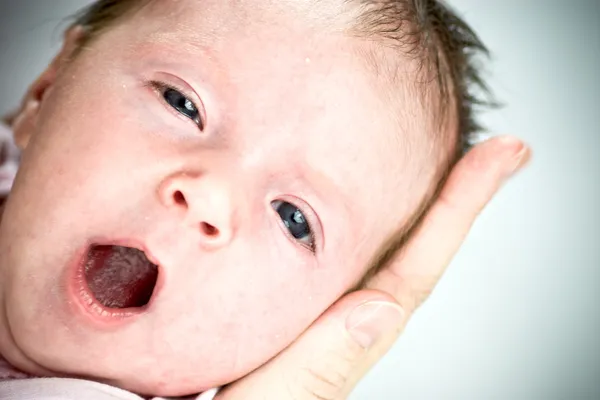 Bebé bostezando —  Fotos de Stock