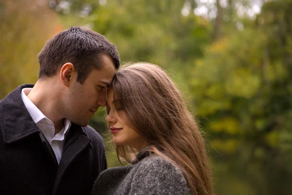Young lovers in park — Stock Photo, Image