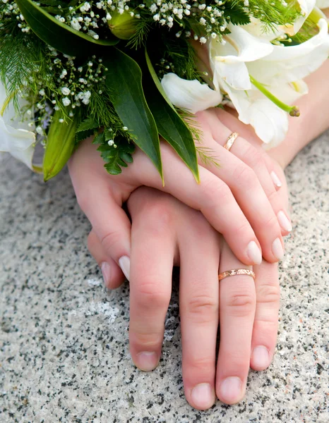 Mãos de novo casado — Fotografia de Stock