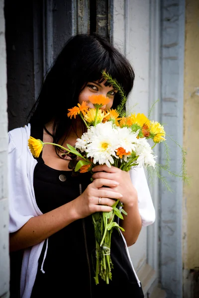 Mädchen mit Blumenstrauß — Stockfoto