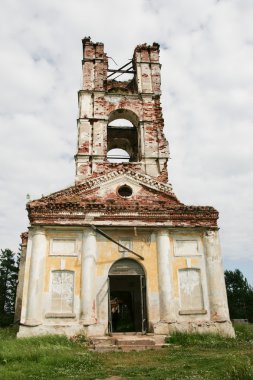 bir kilise kalıntıları