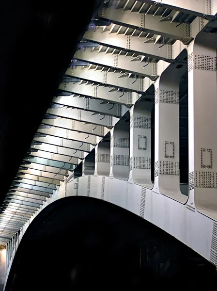 Мост в ночи — стоковое фото