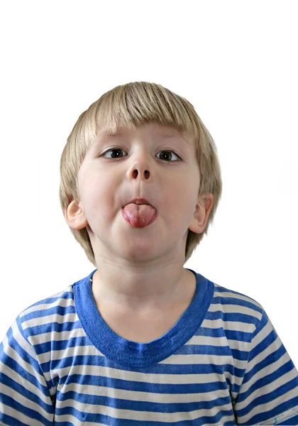 Pequeno menino saindo sua língua — Fotografia de Stock