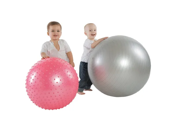 Meninos com bolas de fitness — Fotografia de Stock