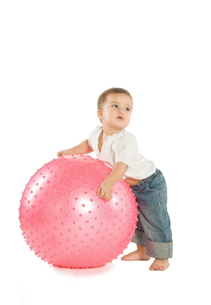 Jongen met een fitness bal — Stockfoto